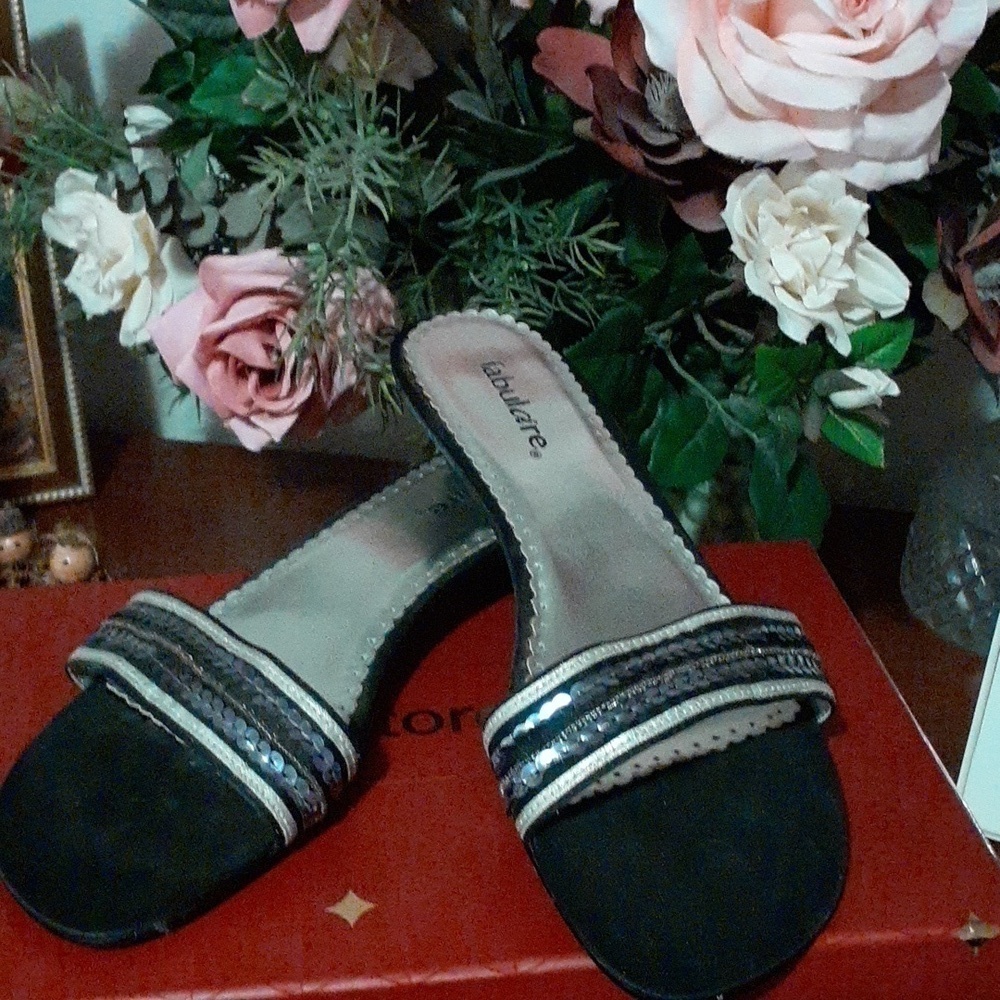 Sequins for a CRUISE or Dinner Date? 1" heel By Fabulare! 9M - Picture 3 of 8